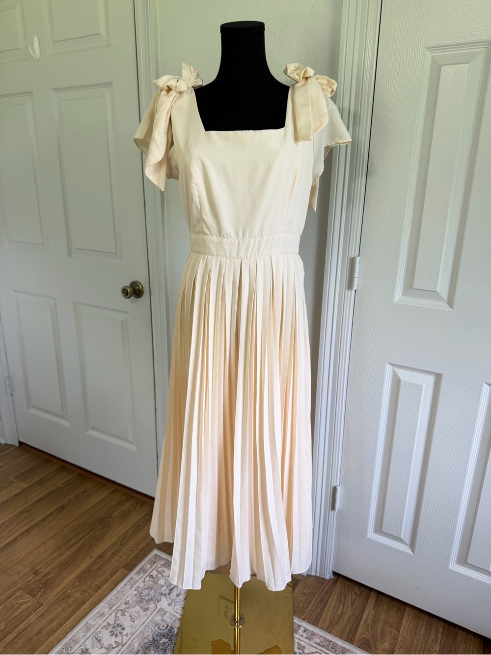 Ivy City Co Ivory Pleated Midi Dress M Bow Shoulders Square Neck Lined modest